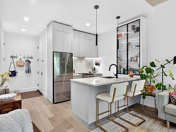 4th image of 323 Lenox Rd APT 3B