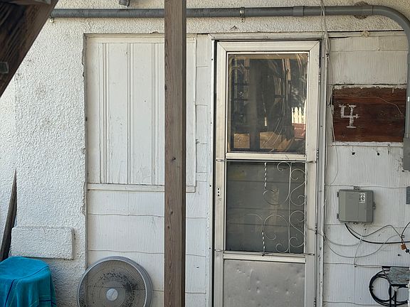 3rd image of 244 N Vine Ave #4