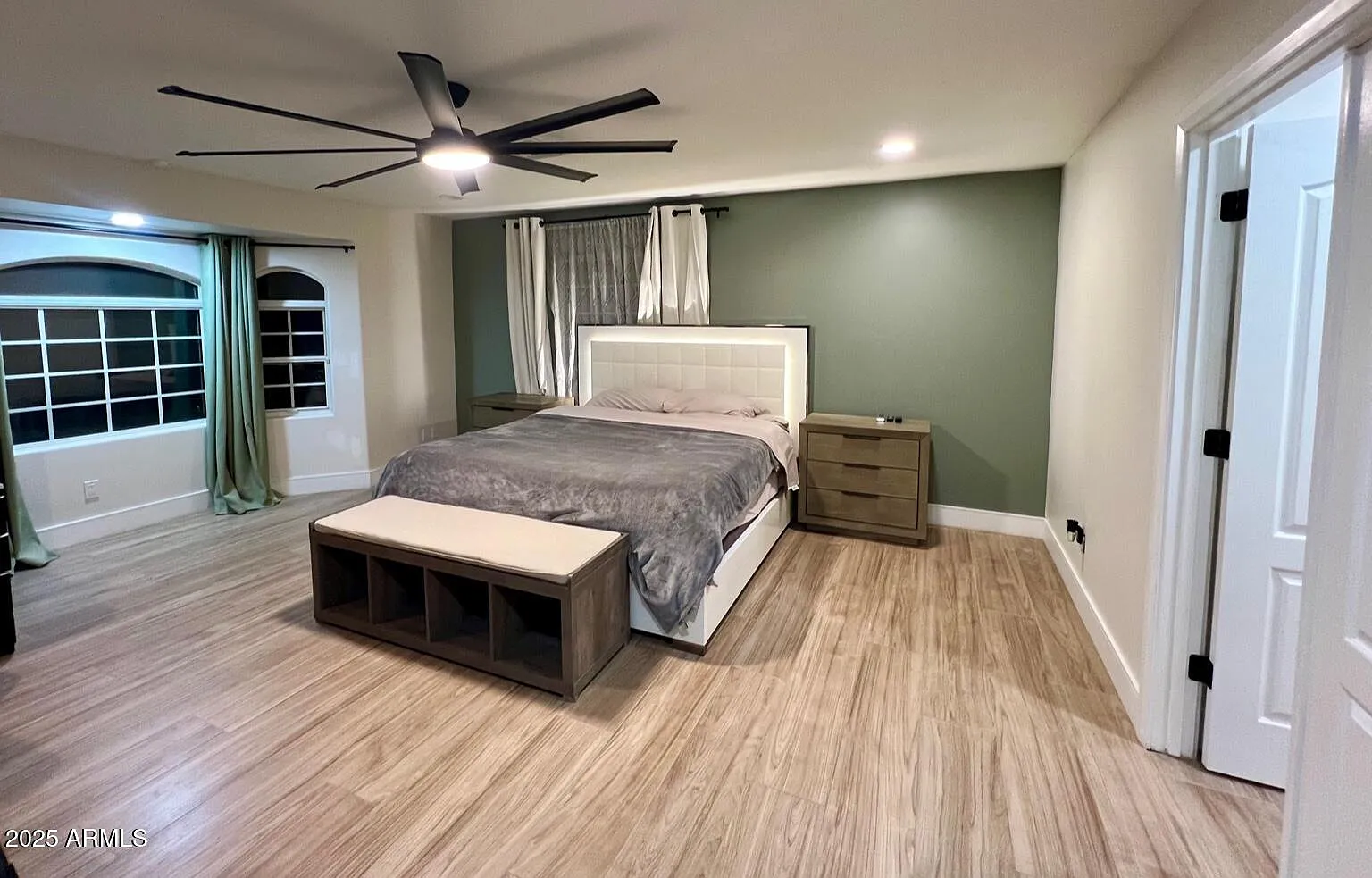 3 bed, 3.0 bath, 2478 sqft, $5,000 — Photo 3