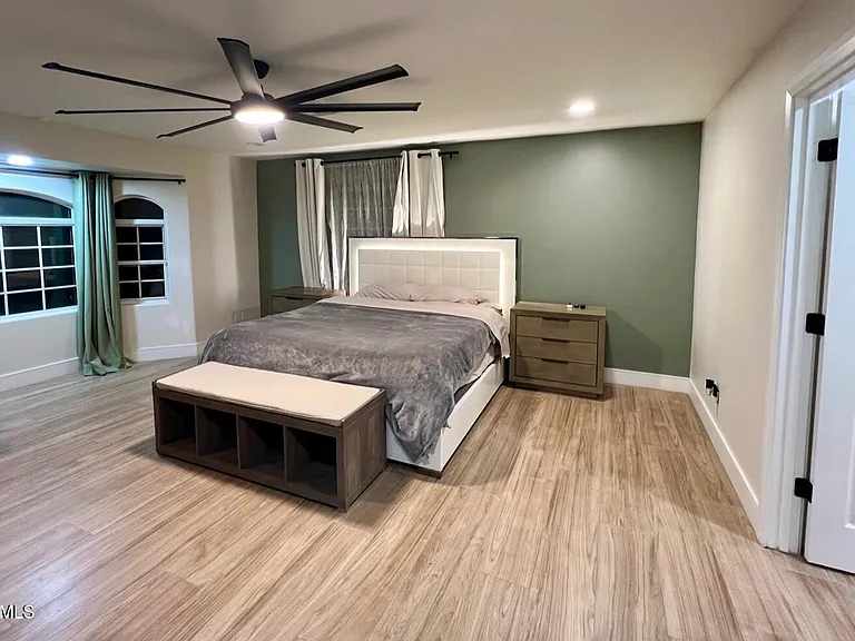 219 W Harmont Dr — Photo 3