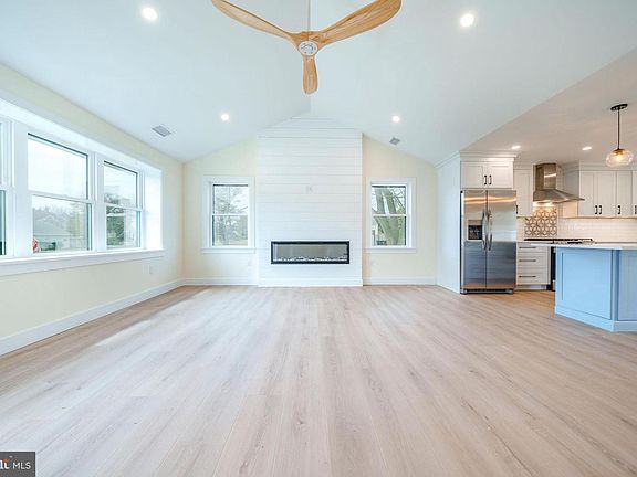 4th image of 29 E Hollywood Ln