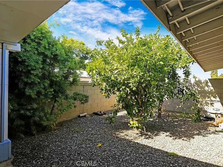 526 N Emerald Dr — Photo 37