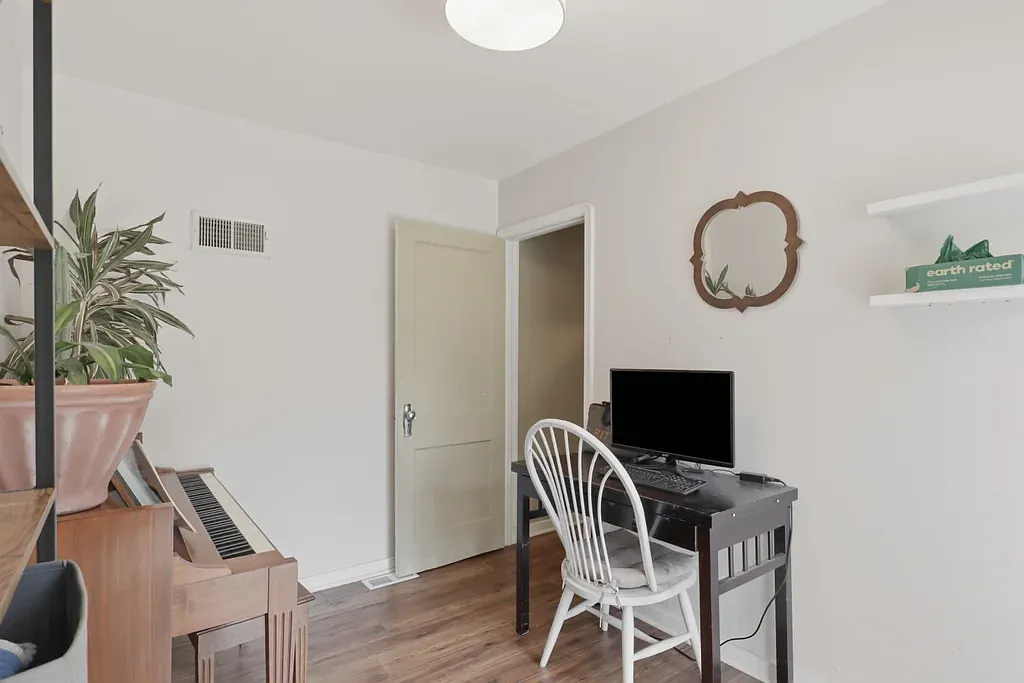 3 bed, 1080 sqft, $2,300 — Photo 4