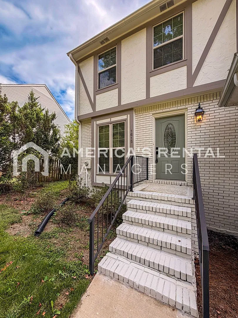Updated 2 Bed / 2.5 Bath Townhouse Available for Rent in Homewood, AL!! Available to View with 48... — Photo 3