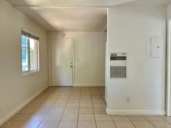 Charming Upstairs 1-Bedroom Apartment in the Heart of Santa Paula, 208 W Santa Barbara St, Santa Paula, CA 93060