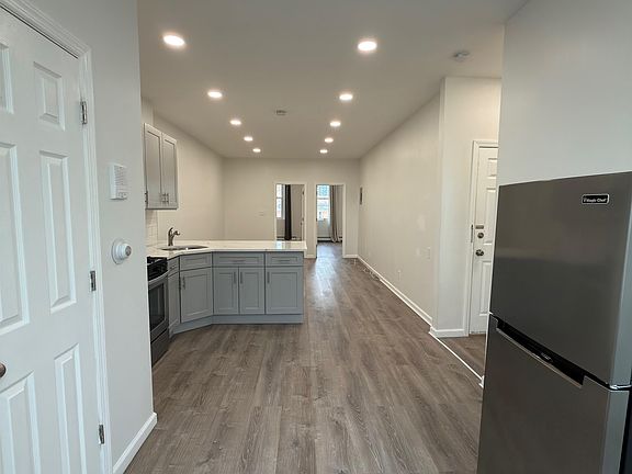 5th image of 737 Montgomery St APT 3