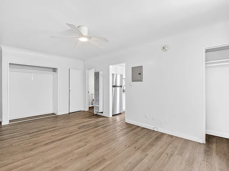 636 Linden Ave — Photo 2