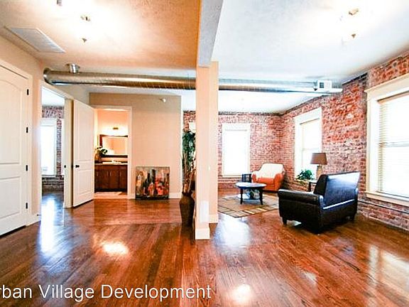 5th image of 2934 Leavenworth St APT 105