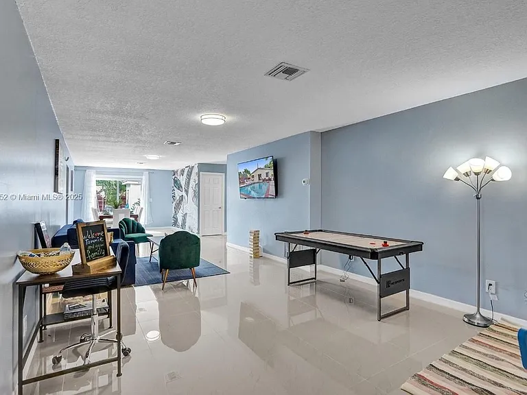 208 SW 2nd Ave — Photo 11