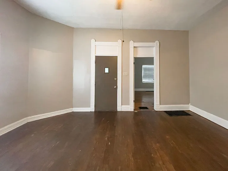 812 W University Ave — Photo 17