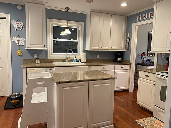 3rd image of 131 Green Park Dr