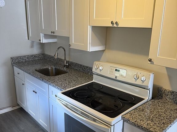 5th image of 613 Willow St