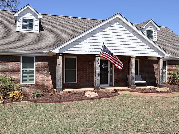 3rd image of 212 Woodstock Dr