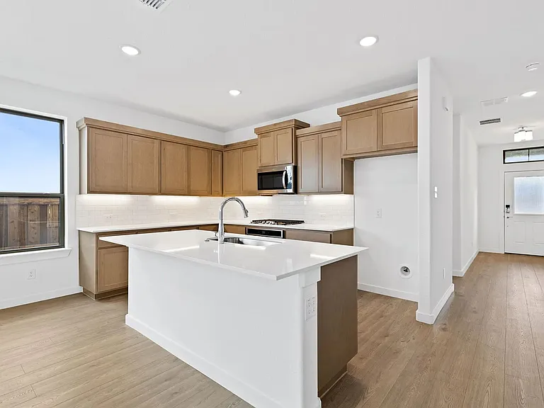 1111 Birchwood Ln — Photo 3