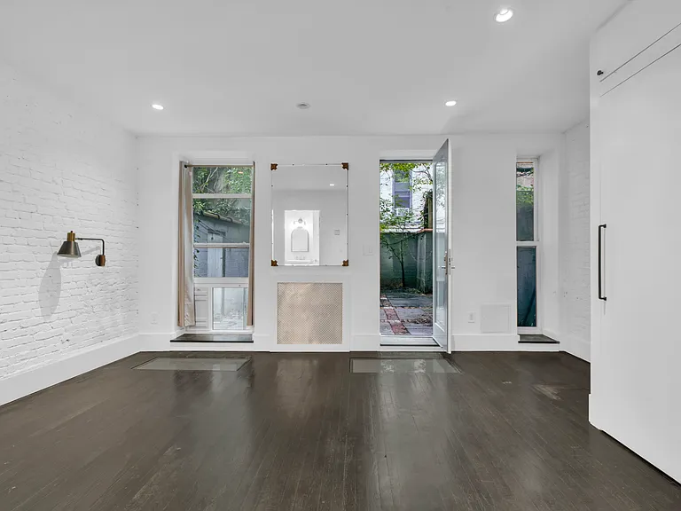 224 E 18th St #GARDEN — Photo 9