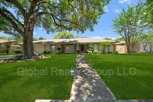 425 Crestwind Dr Photo 1