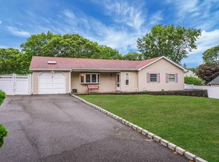 8 Peconic Ln, Selden, NY 11784