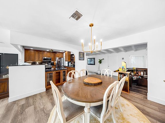 5th image of 2133 Coral Gardens Drive