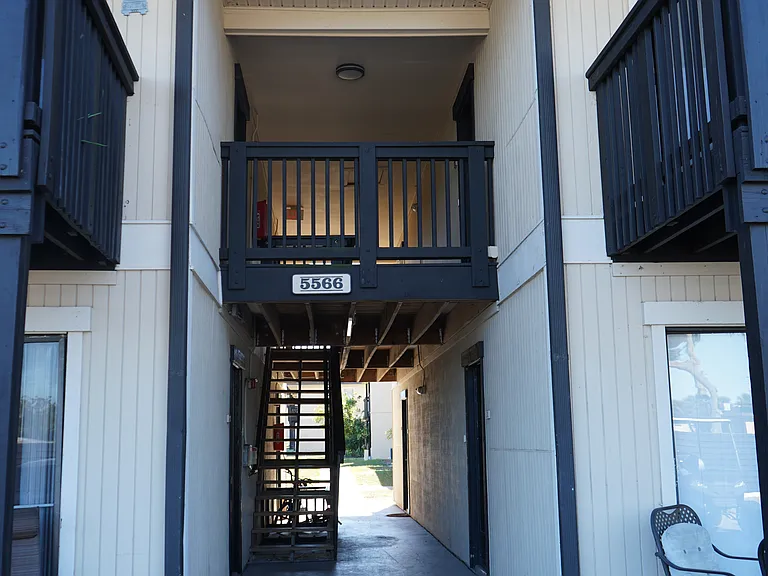 Royal Bay Apartments — Photo 12
