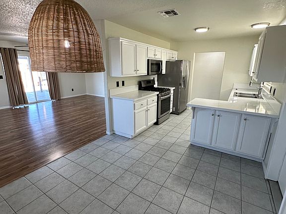 3rd image of 5633 Abronia Ave