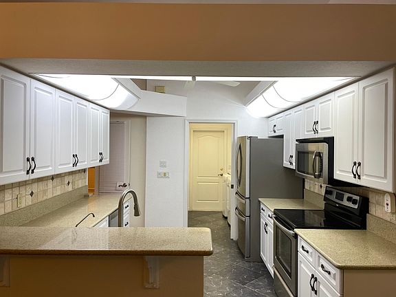 4th image of 402 SE 6th Ter