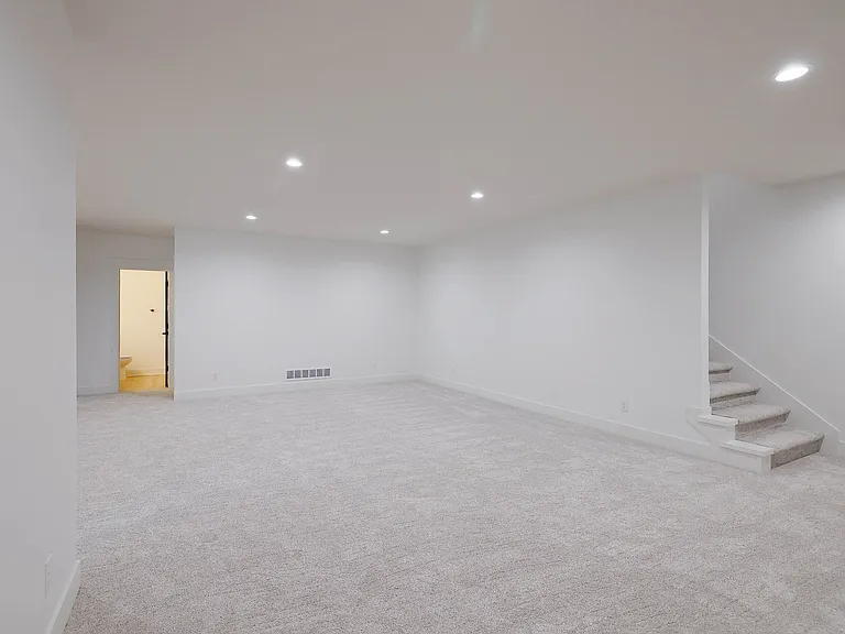 8620 S 50th Ct — Photo 29
