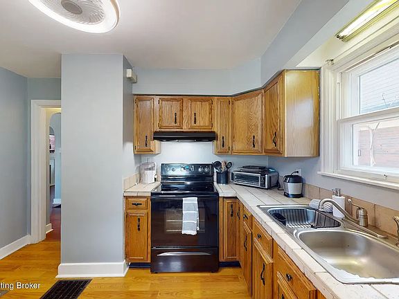 3rd image of 827 Clarks Ln