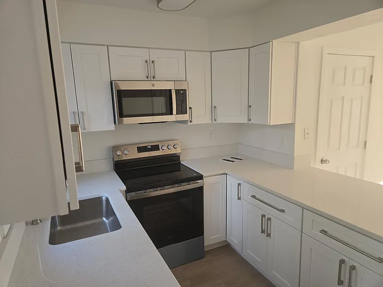 10764 Foxwood Ct — Photo 2