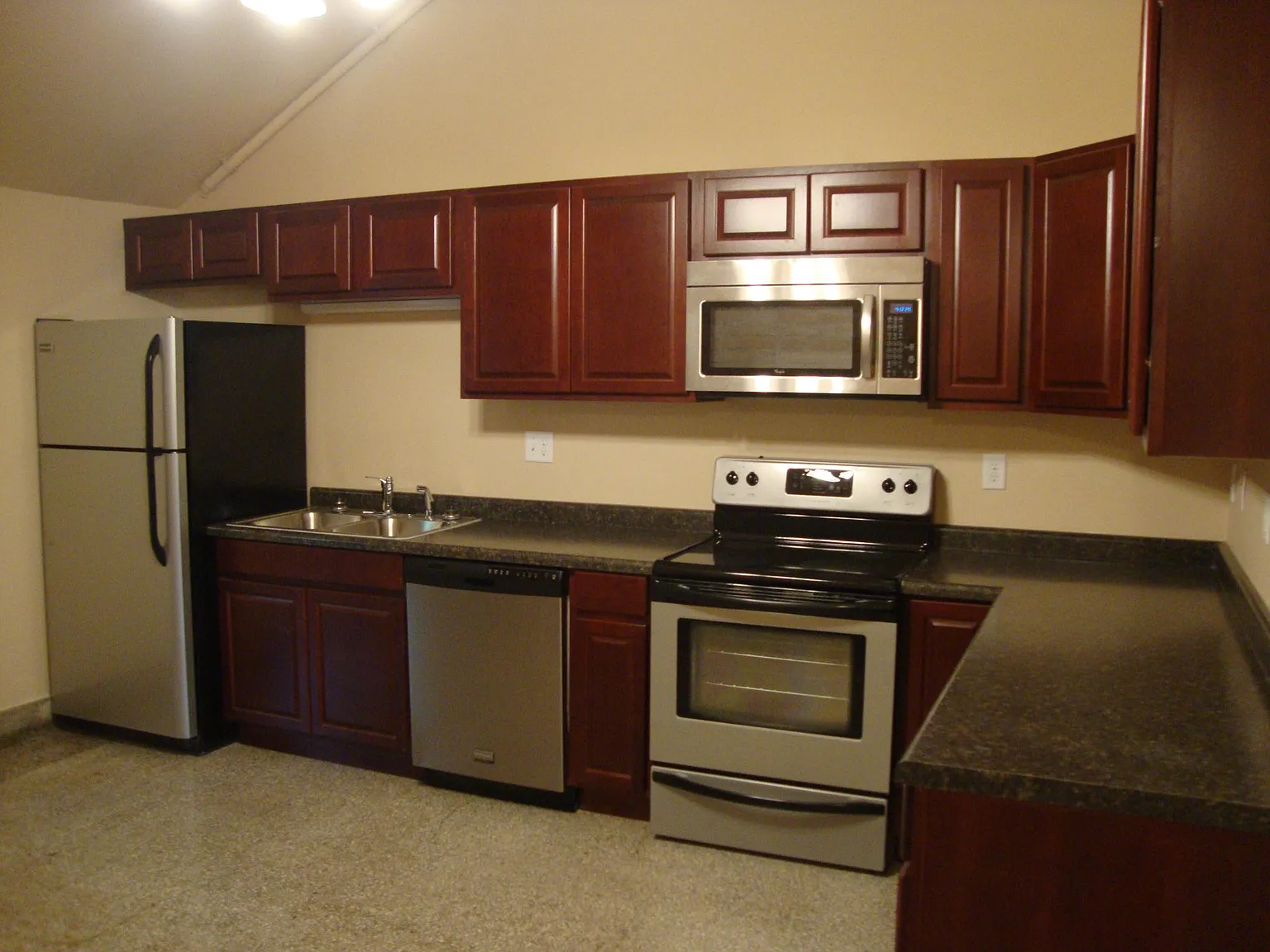 2 bed, 1600 sqft, $1,050 — Photo 3