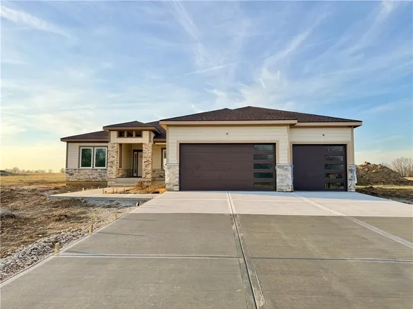 422 NE Lakota Dr, Adrian, MO 64720