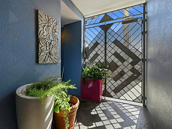 2nd image of 588 S Van Ness Ave APT 6