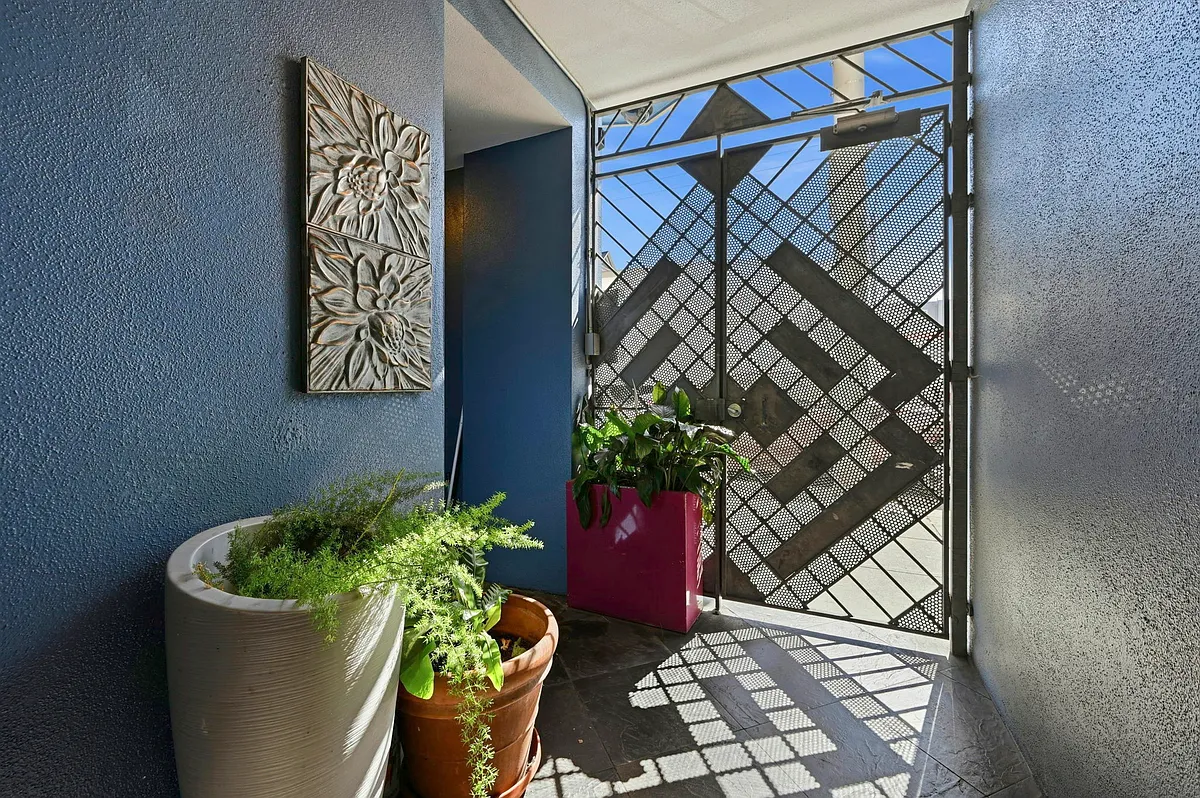 Building Photo - 588 S Van Ness Ave #6