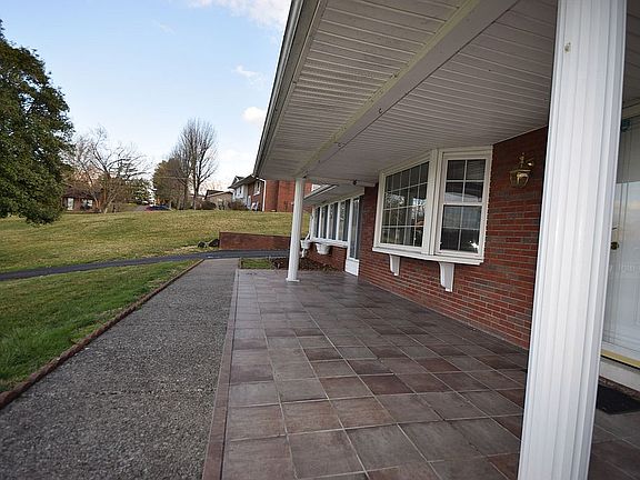 3rd image of 28 Pinecrest Ln