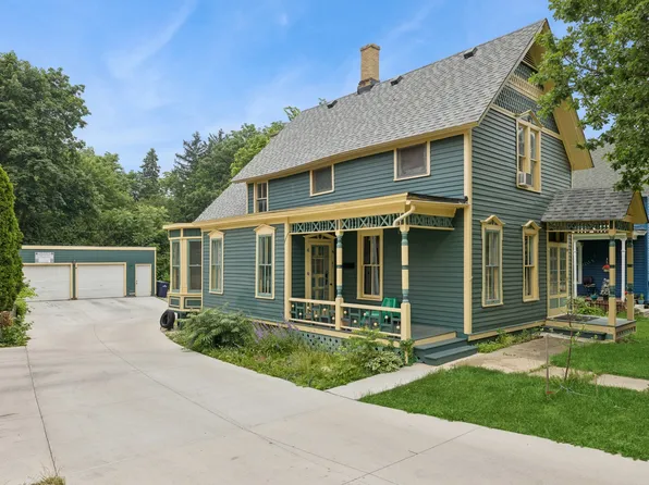 16 N Gifford St, Elgin, IL 60120