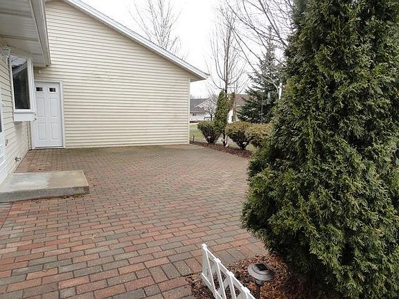 4th image of 456 Riverbend Ct