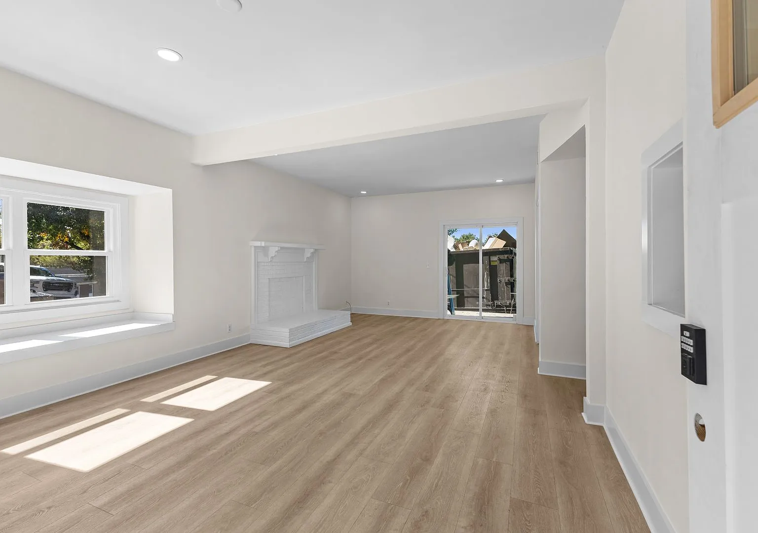 Great Price On A 3 Bd 1 Bth Duplex In Bellevue. $1450 Rent. Newly Remodeled. — Photo 2