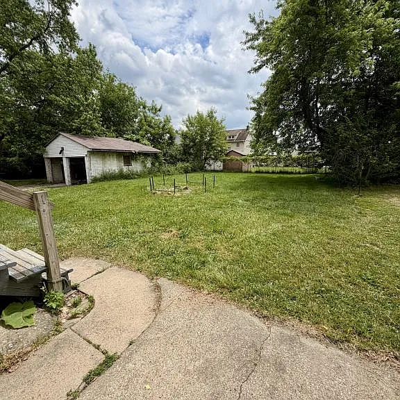 1725 Midland Ave — Photo 21