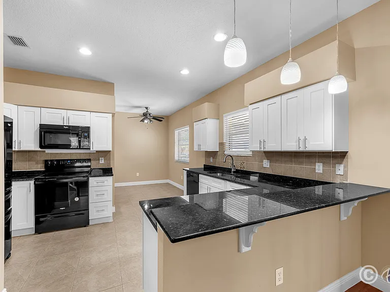 10904 Summerton Dr — Photo 13