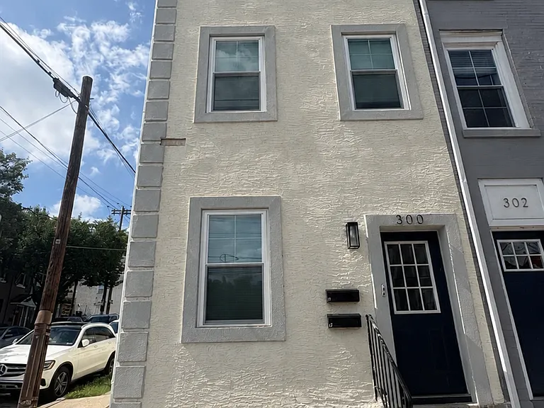 300 E Elm St #1 — Photo 1