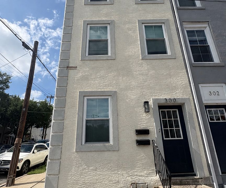 1st image of 300 E Elm St APT 1