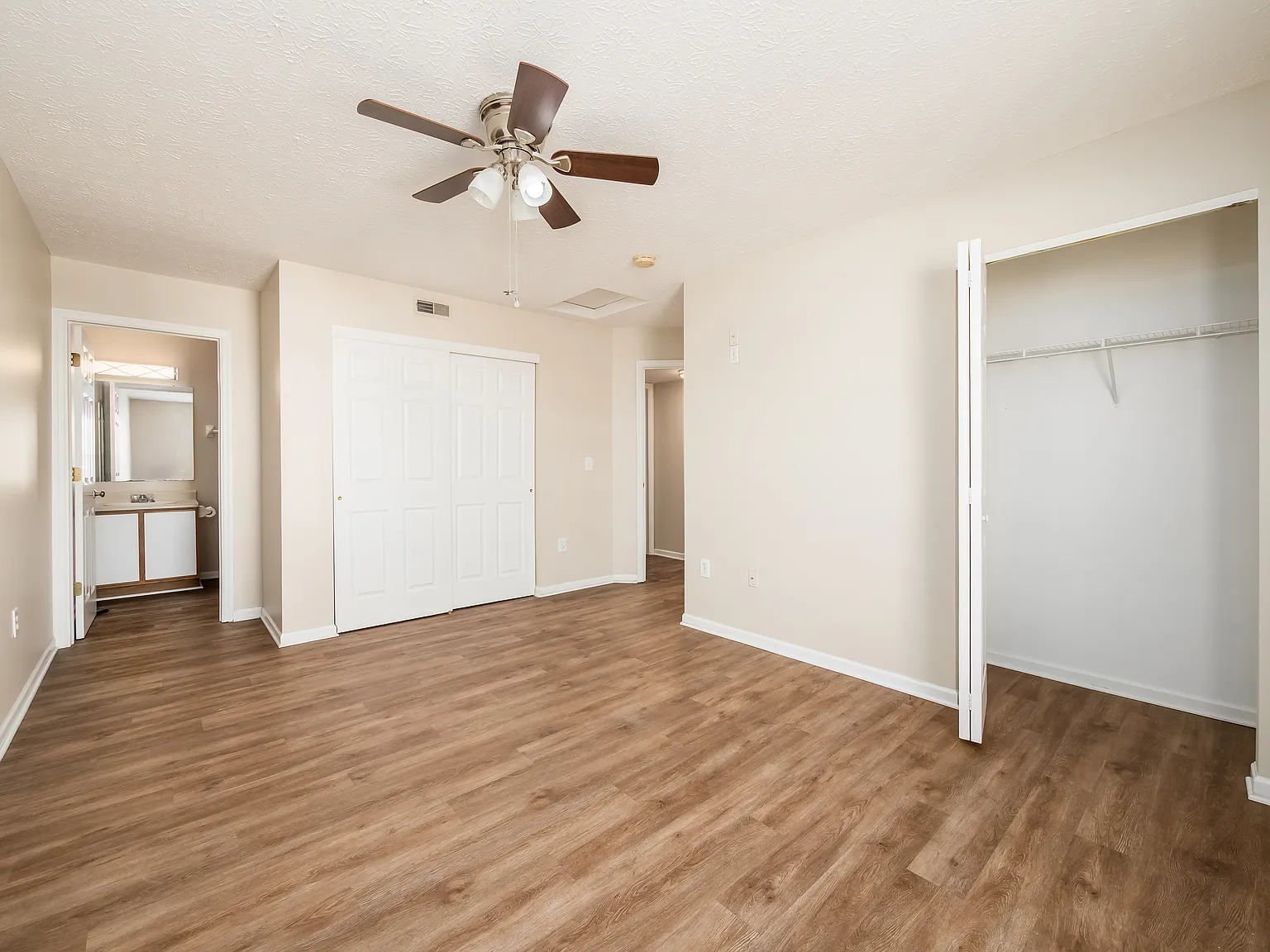 2 bed, 1000 sqft, $1,400 — Photo 2