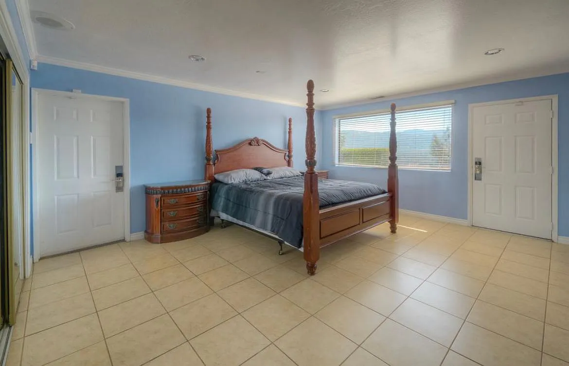 5446 Royal Oaks Dr — Photo 2