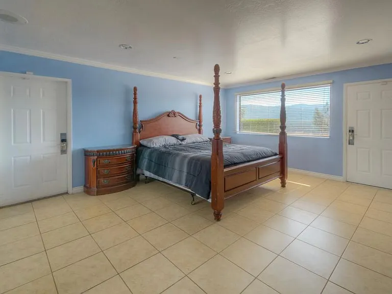 5446 Royal Oaks Dr — Photo 2