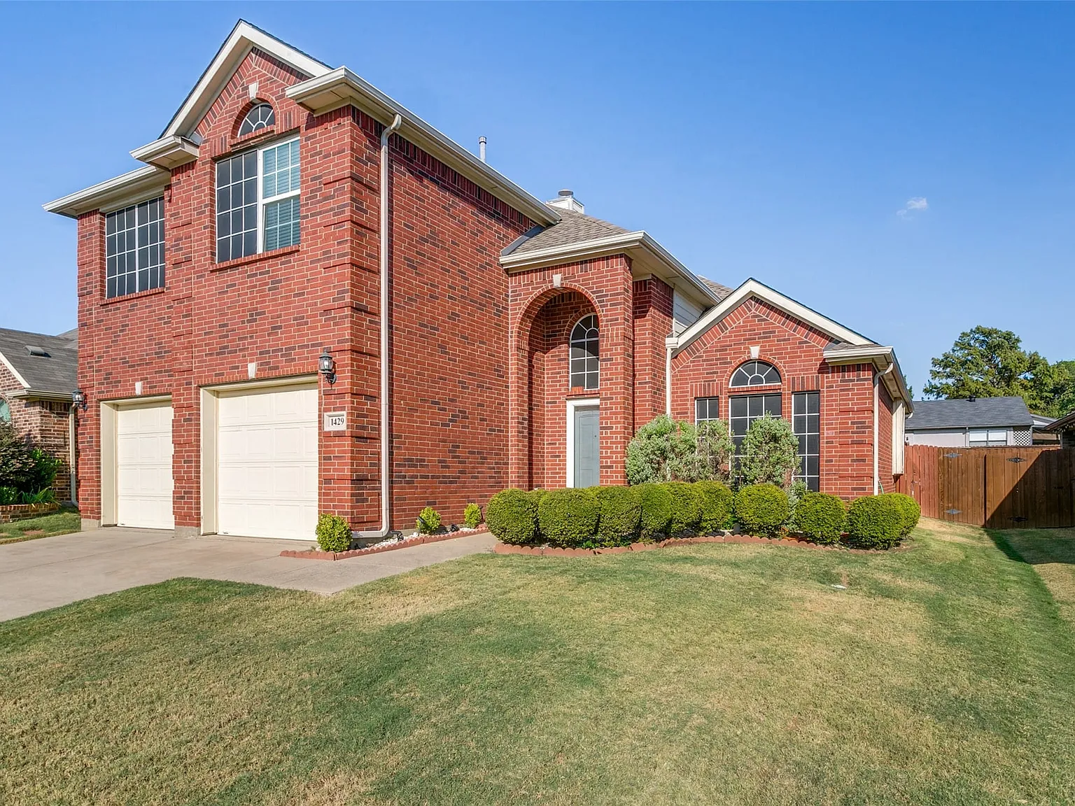 5 bed, 3.0 bath, 2574 sqft, $3,000 — Photo 2