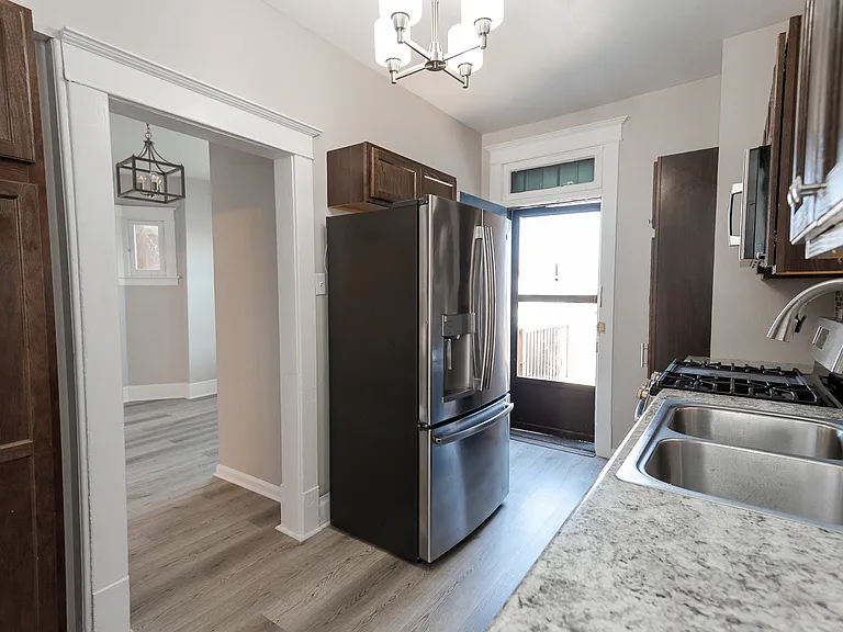 2225 Bensonia Ave — Photo 23