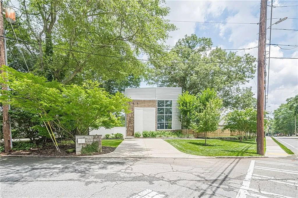 3 bed, 3.5 bath, 5092 sqft, $7,900 — Photo 2