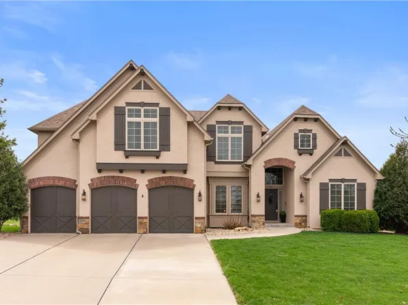 1661 NE Woodland Shores Dr, Lees Summit, MO 64086