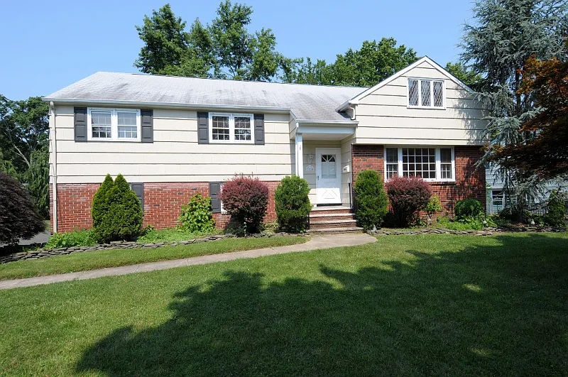 715 Schoolhouse Ln photo 1