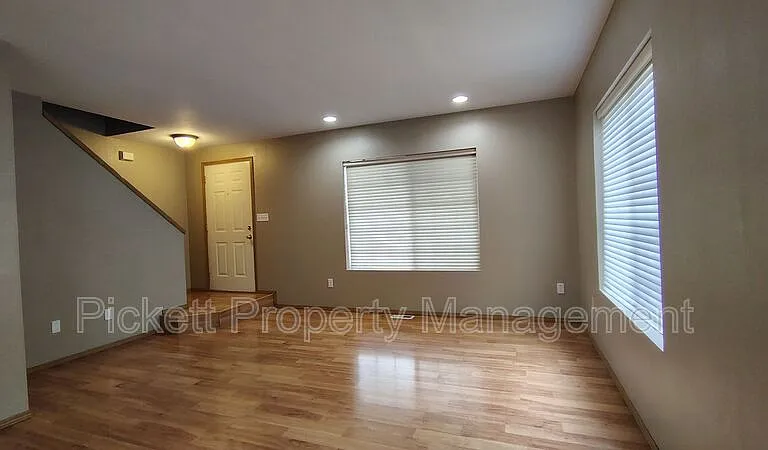 1108 NE Beaumont Ln — Photo 3