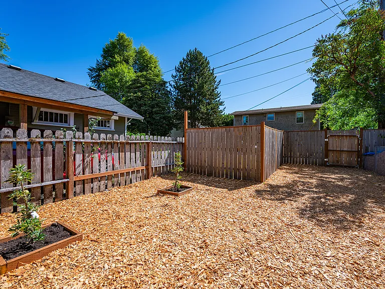 2431 Potter St — Photo 29